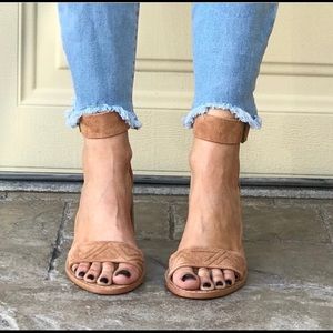 NIB Butter Soft Leather Textured Block Heel Sandal